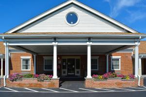 un edificio de ladrillo rojo con un gran garaje en Quality Inn Raynham - Taunton, en Raynham