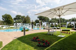 un parco con ombrellone e parco giochi di Hotel Villa Sofia a Viterbo