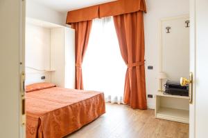 Un pat sau paturi într-o cameră la Hotel Villa Sofia