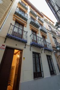 un edificio blanco con balcones y una puerta en MOLINO CORTEZA EXCELENTE SEGUNDO Granada centro, en Granada