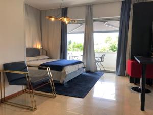 een slaapkamer met een bed en een groot raam bij STUDIO LYCIA TOP 2020 in Rovinj