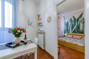una camera con un letto e un tavolo con un vaso di fiori di Fiore di Roma - Campo de' Fiori a Roma