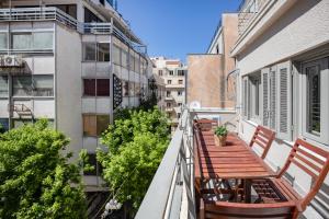 einen Balkon mit Bänken und Pflanzen auf einem Gebäude in der Unterkunft Supreme C2 Apartment in Syntagma in Athen