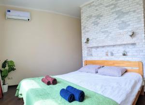sypialnia z łóżkiem z dwoma ręcznikami w obiekcie Golosievo residence 60m2 w Kijowie