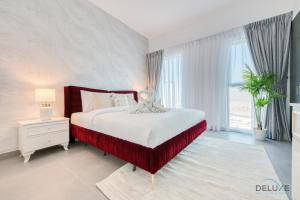 Stylish 2BR in Bella Rose Al Barsha South by Deluxe Holiday Homes tesisinde bir odada yatak veya yataklar