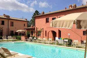 uma piscina em frente a um edifício em Casa Vacanze nel cuore della Toscana em Castagno
