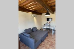 CastagnoにあるCasa Vacanze nel cuore della Toscanaの青いソファとテーブルのあるリビングルーム