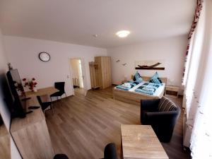 Giường trong phòng chung tại Ferienwohnung Neuer Weg 15