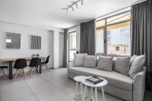 una sala de estar con un sofá y una mesa en Supreme D1 Penthouse 131m² in Syntagma, en Atenas