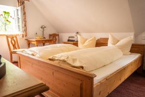 Кровать или кровати в номере Gasthof Alte Schmiede G*** Lückendorf