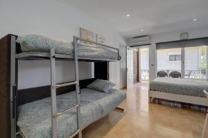 1 dormitorio con 2 literas y sofá en 071 - Beachside Studio Perfect for a Family Getaway, en Torremolinos