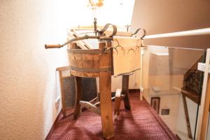un instrumento de madera antiguo en una habitación en Gasthof Alte Schmiede G*** Lückendorf, en Luftkurort Lückendorf 60 fotos más