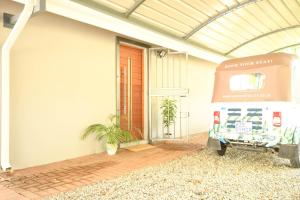 ein Haus mit einem Wohnmobil vor einer Tür in der Unterkunft Linden Gap Guesthouse in Johannesburg