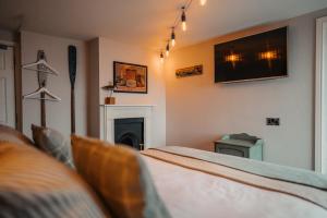 a living room with a tv and a fireplace at The Ship Inn in Mundesley