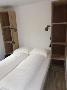 Postel nebo postele na pokoji v ubytování Tiny House Lijster Nunspeet Veluwe