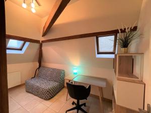 Kleines Zimmer mit einem Schreibtisch und einem Stuhl in der Unterkunft Résidence Investar appartement 5 in Montluçon