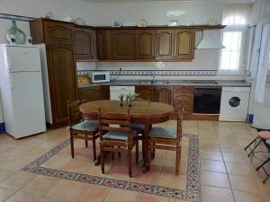 een keuken met een tafel en stoelen en een koelkast bij Casa de turismo rural - Mirador de Santa Marina in Sobradillo