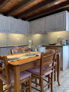 Althea Garden House في هيدرا: مطبخ مع طاولة وكراسي خشبية
