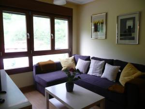 A seating area at Felechosa ski & senderismo