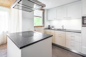 Kuchyň nebo kuchyňský kout v ubytování LAAX Homes - Panorama Salums
