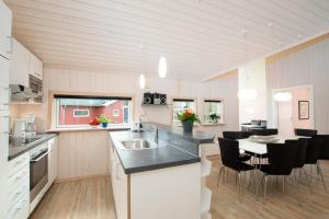 una cucina con un lavello e un tavolo con sedie di Resort 1 Surfer's Residence E 137 a Grossenbrode