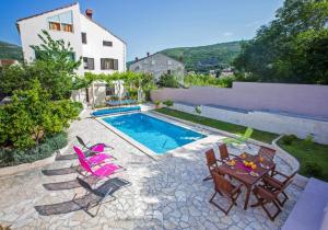 Bazén v ubytování Apartments Villa Roza nebo v jeho okolí
