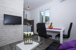 TV a/nebo společenská místnost v ubytování Apartments Villa Roza + 53 fotografií