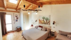 - une chambre avec un lit et un canapé dans l'établissement B&B Mastro Francesco, à Scilla