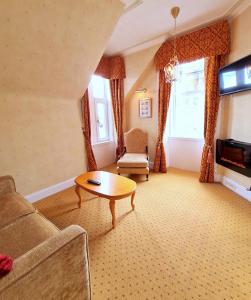 un salon avec un canapé et une table dans l'établissement Corriemar House, à Oban 41 autres photos