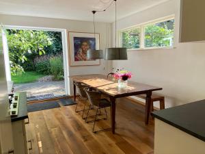 a kitchen with a wooden table with flowers on it at Ecolodge Bergzicht de Bosuil - vakantiehuis aan het bos in Lochem
