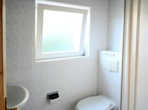 Un baño con inodoro blanco y ventana. en Haus Abendsonne, en Stadt Wehlen 53 fotos más