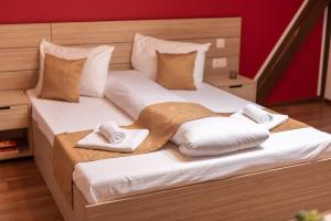 Ghimbav的住宿－Escala Rooms，一间卧室配有两张带毛巾的床