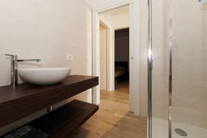 Et badeværelse på ApartmentsGarda - Garda31 Residence