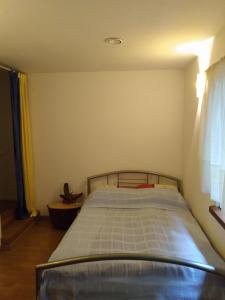 Giường trong phòng chung tại Uroczysko Ludwinowo na Podlasiu