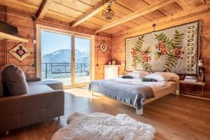 een slaapkamer met een bed en een groot raam bij Dom Tatrzański Ewa in Kościelisko
