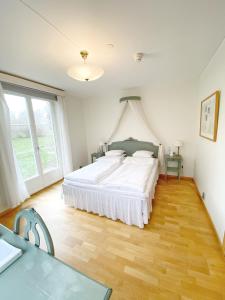 Postel nebo postele na pokoji v ubytování Wiks Slott + 37 fotografií