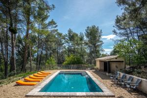 ルシヨンにあるStunning panoramic views and heated pool in Roussillonのラウンジチェア付きのスイミングプール、家