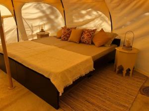 Un pat sau paturi într-o cameră la VinSan Glamping & Wellness Centre
