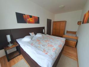 1 dormitorio con 1 cama con edredón blanco en Apartmá na Hané en Kostelec na Hané