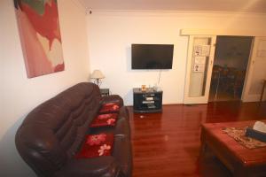 
A seating area at Garden Guesthouse - Melbourne Airport Accommodation
