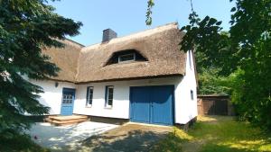 Casa blanca con techo de paja en Dat Rügenhus, en Gustow