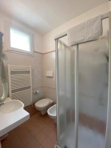 A bathroom at Dipendenza Hotel Las Vegas