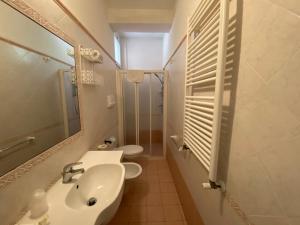 A bathroom at Dipendenza Hotel Las Vegas
