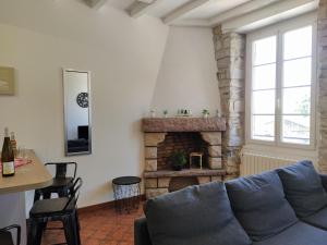 バイヨンヌにあるEroso Saint Esprit proche gare WIFI bureauxのソファと暖炉のあるリビングルーム