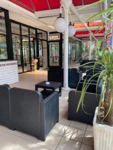 A seating area at Dipendenza Hotel Las Vegas
