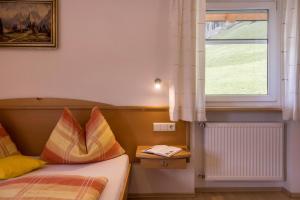 1 dormitorio con cama y ventana en Ferienwohnung Gitschbergblick, en Terento