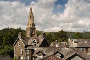 une église avec une cloche dans une ville avec des toits dans l'établissement Melrose Guesthouse, à Ambleside