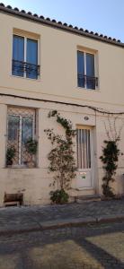 - un bâtiment blanc avec des fenêtres et un arbre devant dans l'établissement belle chambre sur terrasse à 3 min de la gare, à Bordeaux