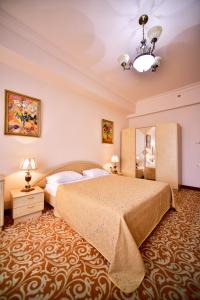 Rúm í herbergi á METROPOL HOTEL Yerevan