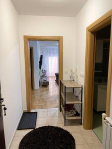 Apartman Erna في سراييفو: غرفة مع ممر مع طاولة وباب